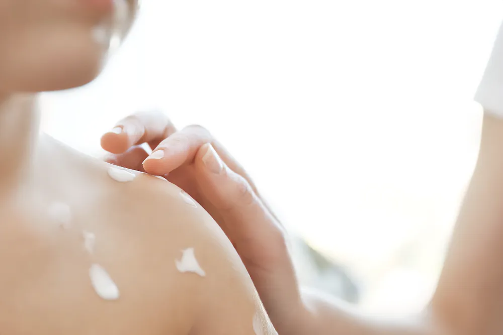 肌に薬を塗る様子