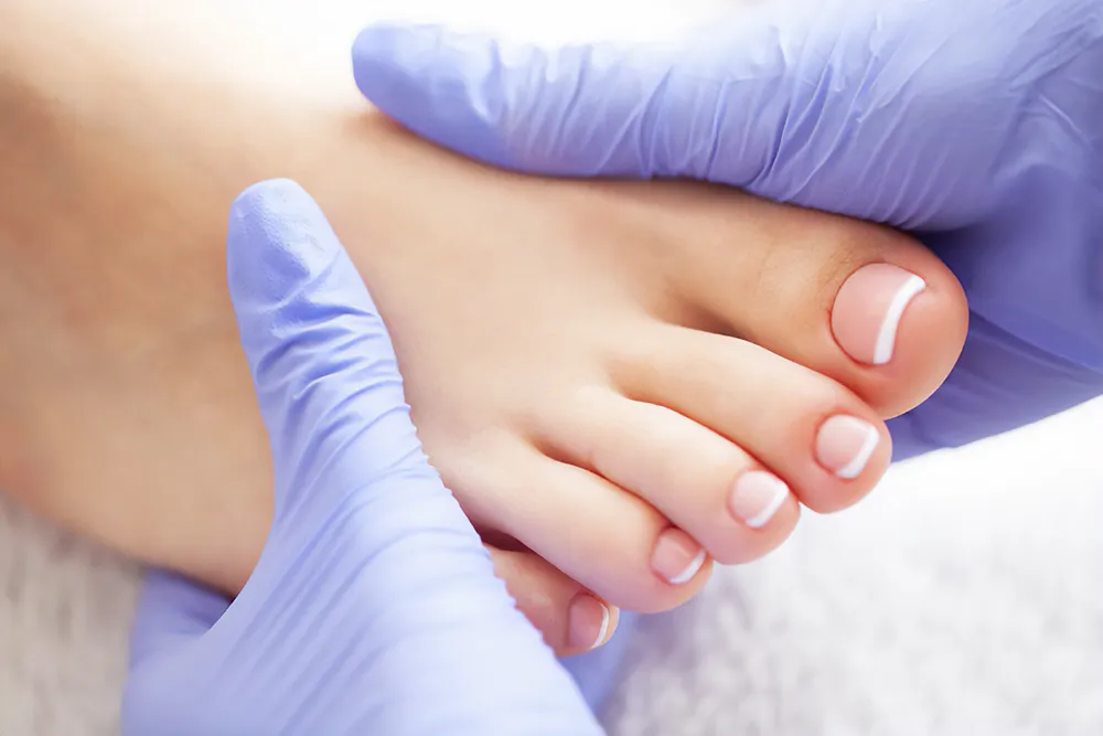 片足を診察する様子