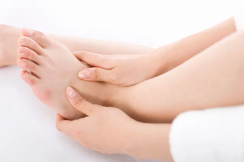 足を抑える様子