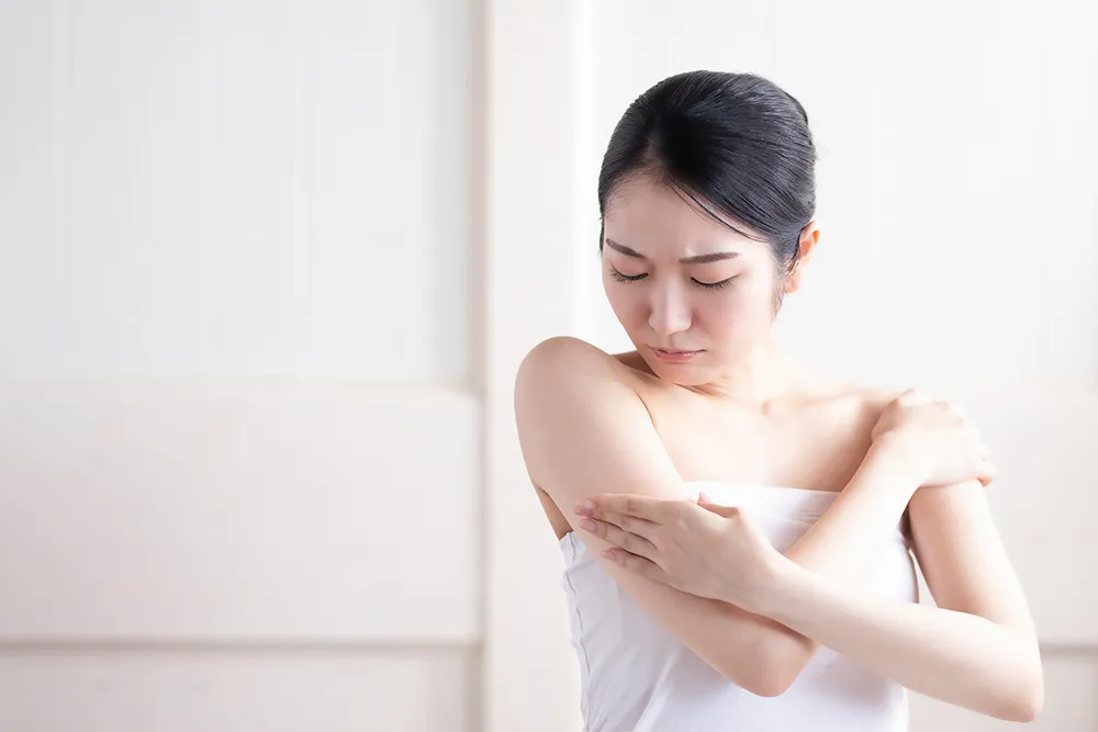 腕を気にする様子