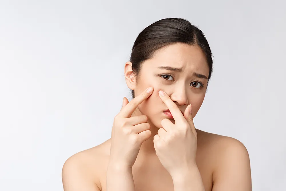 頬を気にする女性